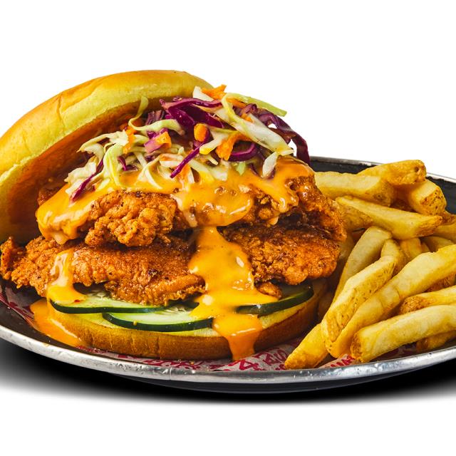 Devil Chicken Sándwich con Papas Fritas